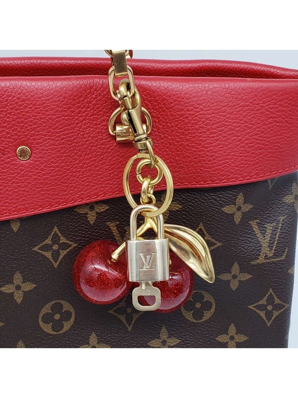 Louis Vuitton Authentic Gold Padlock 🔑 Key + Stylish Bag Unbranded Apple Charm - Picture 8 of 8